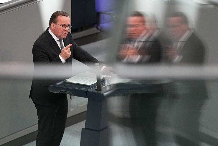 Verteidigungsminister Pistorius warnt vor Zaudern bei der Erhöhung der Verteidigungsfähigkeit. - © Michael Kappeler/dpa