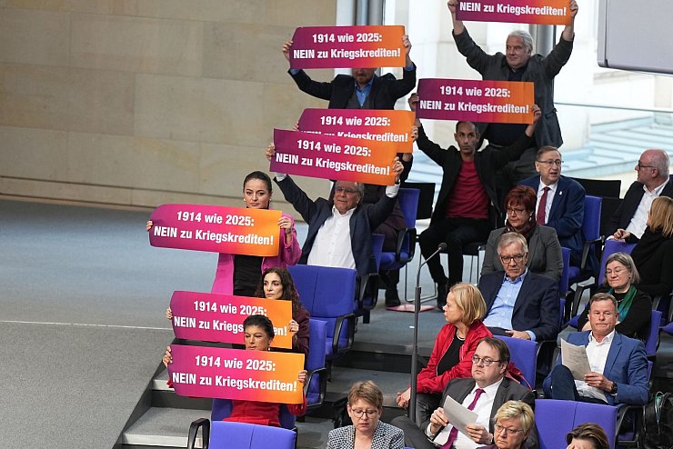 Acht BSW-Abgeordnete handeln sich für eine unzulässige Protestaktion Ordnungsrufe ein. - © Michael Kappeler/dpa