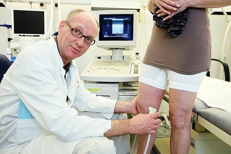 Vorbeugen hilft gegen den Schmerz: Dr. Helger Stege untersucht mit einer Doppler-Duplex-Sonographie die Blutgefäße in den Beinen. - © Foto: Preuss