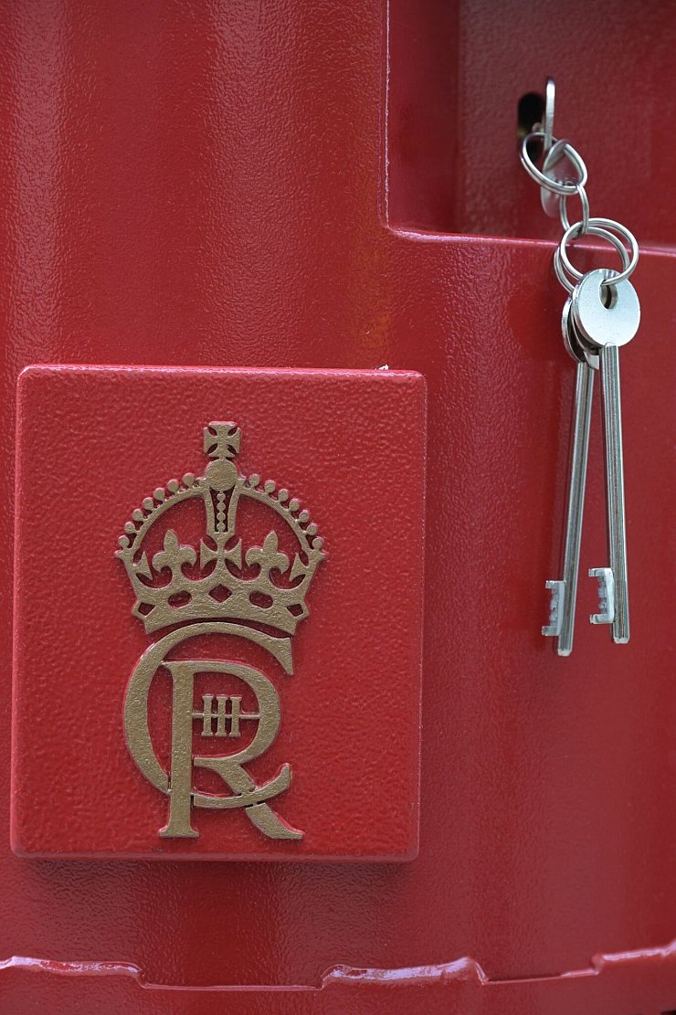 Der König ist seit September 2022 im Amt. - © Royal Mail/PA Media/dpa