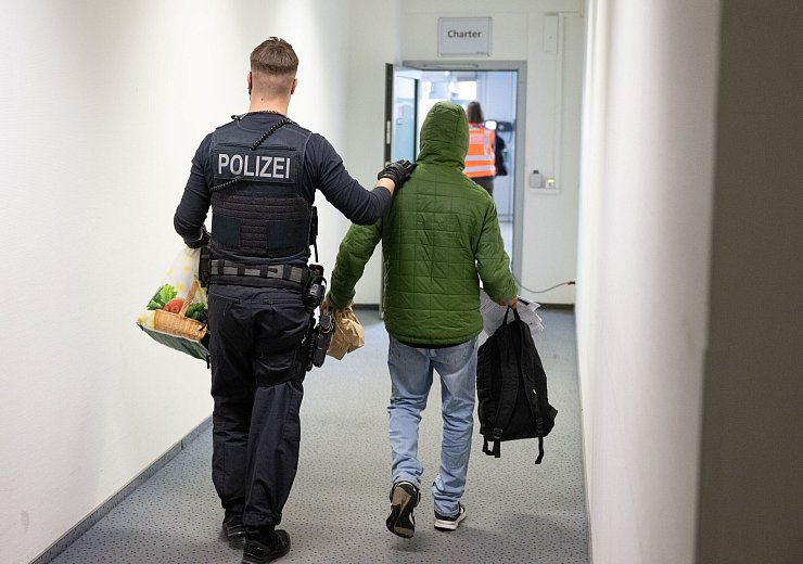Wer in Ausreisegewahrsam oder Abschiebehaft kommt, soll von Amts wegen keinen Rechtsbeistand mehr erhalten. Es steht diesen Menschen aber frei, sich selbst einen Anwalt zu suchen. (Archivbild) - © Boris Roessler/dpa