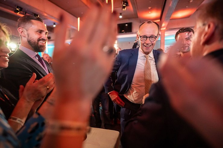 CDU-Chef Friedrich Merz schnitt in einer Zuschauer-Befragung am besten ab. - © Michael Kappeler/dpa-Pool/dpa