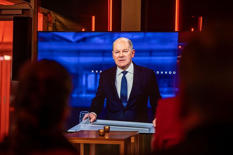 Bundeskanzler Olaf Scholz lieferte sich vor allem mit AfD-Chefin Alice Weidel einige Wortgefechte. - © Michael Kappeler/dpa-Pool/dpa