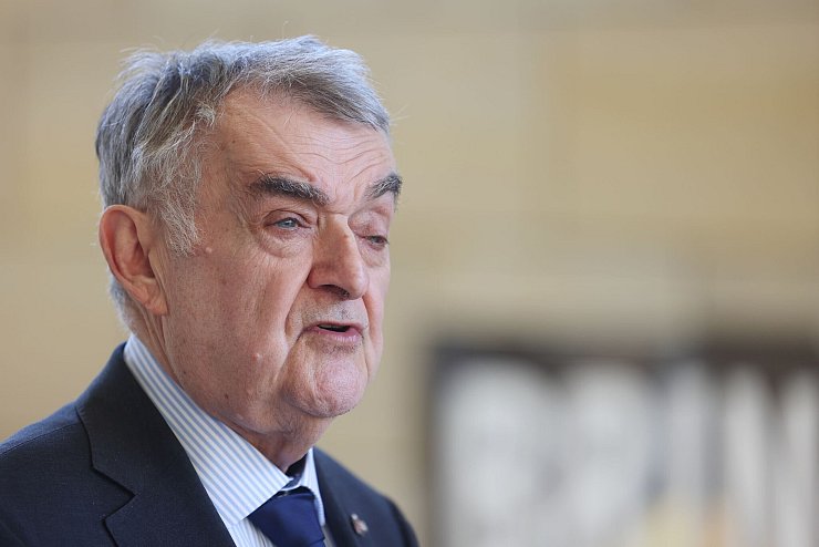 Der Minister informiert über den Fall des mutmaßlichen Messerangreifers am Essener Berufskolleg (Archivfoto) - © David Young/dpa