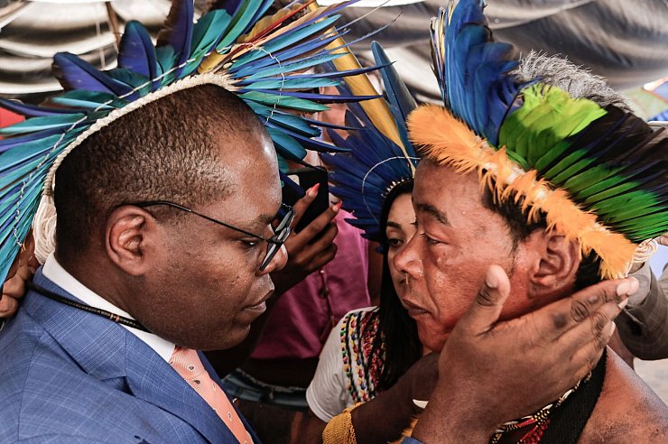 Die Sprachenvielfalt der Welt, etwa unter indigenen Völkern, ist für Forschende sehr spannend. - © Allison Sales/dpa