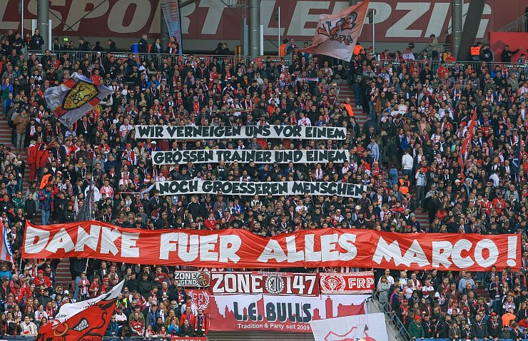 Die Fans verneigen sich noch mal vor dem ehemaligen Leipziger Chefcoach Marco Rose. - © Jan Woitas/dpa