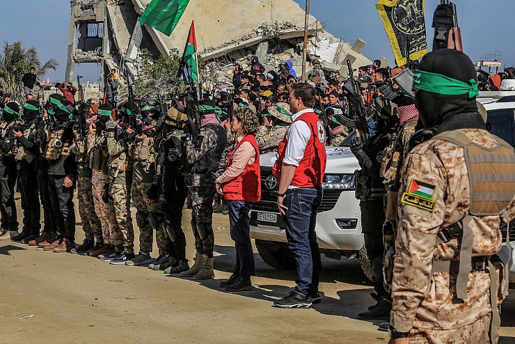 Vertreter des Roten Kreuzes warten zusammen mit Kämpfern islamistischer Terrorgruppen. - © Abed Rahim Khatib/dpa