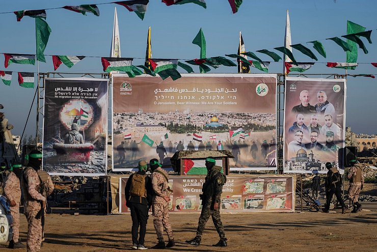 Islamisten übergaben die drei Männer in der Stadt Chan Junis im Süden des Gazastreifens an Vertreter des Roten Kreuzes. - © Abdel Kareem Hana/AP/dpa