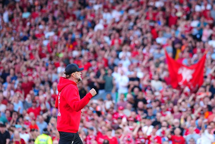 Jürgen Klopp verabschiedet sich nach dem Spiel von den Fans. - © Jon Super/AP