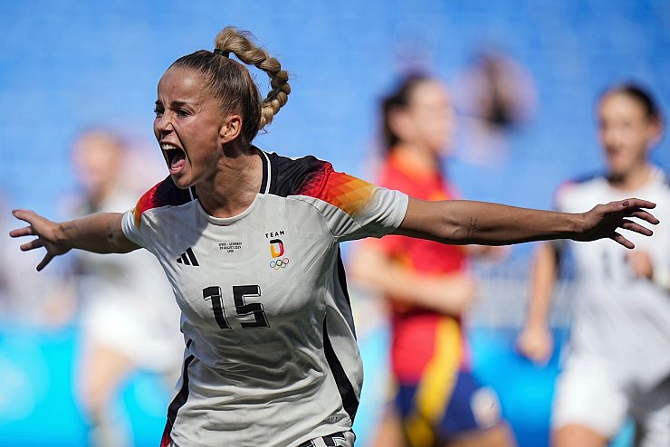 Giulia Gwinn vom FC Bayern ist Nationalspielerin des Jahres 2024. - © Laurent Cipriani/AP/dpa
