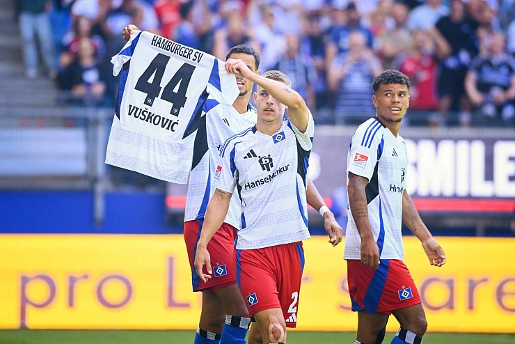 Seine HSV-Kollegen vergessen Mario Vuskovic nicht. - © Gregor Fischer/dpa
