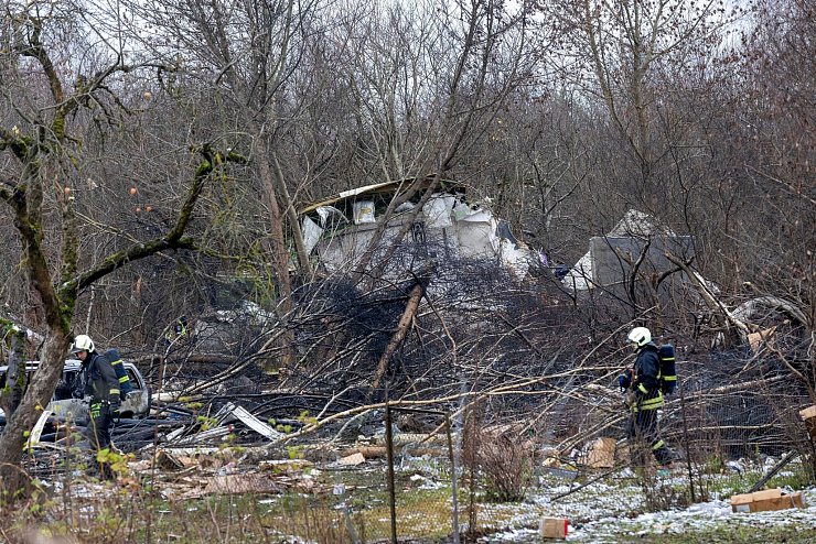 Trümmer des Frachtflugszeugs, das kurz vor dem Flughafen von Vilnius abstürzte. - © Mindaugas Kulbis/AP