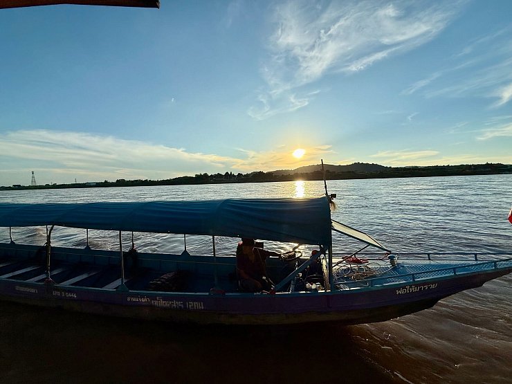 Der mächtige Mekong ist einer der berühmtesten Flüsse Asiens. Mit Schnellbooten können Besucher von Thailand in die Sonderwirtschaftszone übersetzen. - © Carola Frentzen/dpa