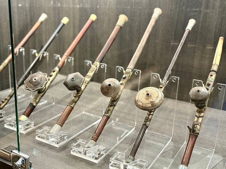 Opium-Pfeifen gehörten früher zum Goldenen Dreieck dazu – heute sind sie in Museen ausgestellt. - © Carola Frentzen/dpa