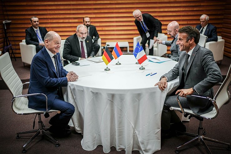 Überraschend gute Laune: Bundeskanzler Scholz zusammen mit Armeniens Ministerpräsident Nikol Pashinjan, EU-Rats-Präsident Charles Michel und Frankreichs Präsident Macron beim Gipfeltreffen in Granada. - © Kay Nietfeld/dpa