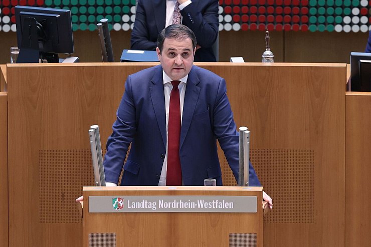 Nordrhein-Westfalens Minister für Internationales, Nathanael Liminski (CDU), erklärt im Düsseldorfer Landtag, warum Amerika wichtig bleibt - egal, wer im Weißen Haus residiert. - © David Young/dpa
