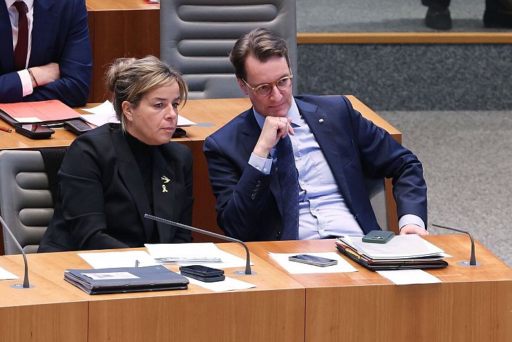 Auch Nordrhein-Westfalens Ministerpräsident Hendrik Wüst (CDU) hat sich auf USA-Reise um die guten Beziehungen bemüht - die SPD-Opposition zweifelt allerdings an den Ergebnissen. - © David Young/dpa