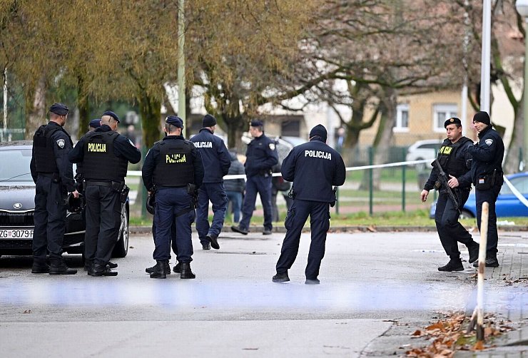 Nach einem Angriff in einer Schule in Zagreb ist die Polizei im Einsatz. Der Täter hat mit einem Messer ein Kind getötet und vier weitere Menschen verletzt. - © Damir Krajac/Cropix/AP/dpa