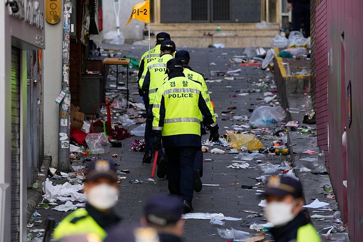 Zahlreiche überwiegend junge Menschen, die in Seoul Halloween feierten, wurden getötet, als sie in eine enge Gasse stürzten. - © Lee Jin-Man/AP/dpa