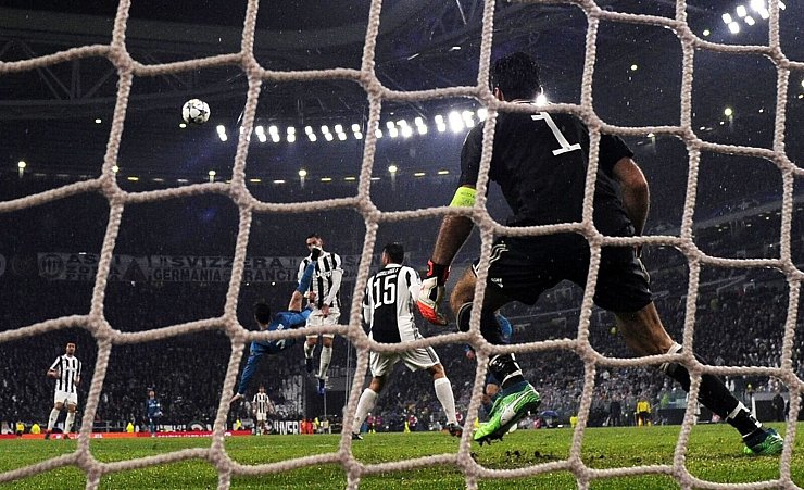 Bei seinem spektakulären Fallrückzieher beim Sieg von Real Madrid gegen Juventus Turin soll Ronaldo laut der spanischen Sportzeitung «Marca» den Ball in 2,38 Metern Höhe getroffen haben. - © Alberto Lingria/XinHua/dpa