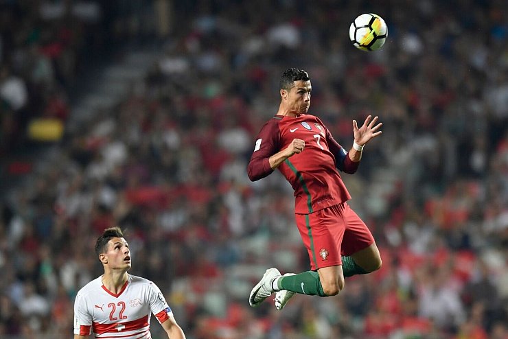 Kaum einer springt so hoch wie er: Cristiano Ronaldo. - © picture alliance / Laurent Gillieron/KEYSTONE/dpa