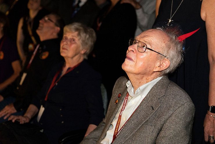 Der Astrophysiker Eugene Parker (r) beobachtete 2018 den Start der nach ihm benannten Raumsonde. (Archivbild) - © Glenn Benson/NASA/AP/dpa