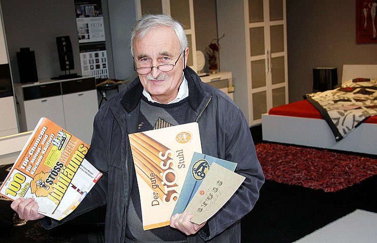 Chef in der dritten Generation: Hans-Kurt Stöß hält Möbel-Kataloge aus einem Jahrhundert in den Händen. 