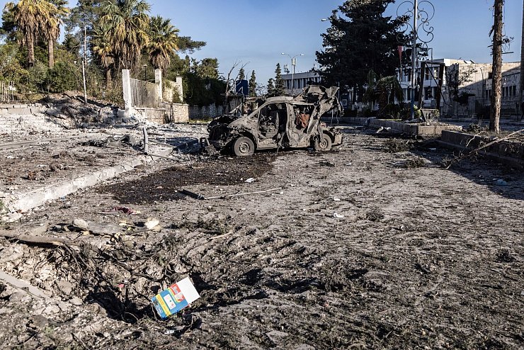 Trümmer und zerstörte Fahrzeuge vor einem Krankenhaus in Aleppo nach einem russischen Luftangriff. - © Anas Alkharboutli/dpa