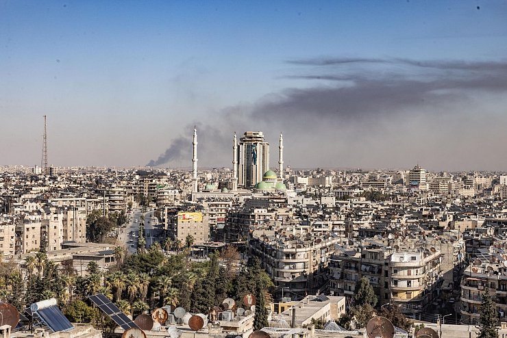 Nach Angriffen auf Ziele in Aleppo steigt in der Stadt Rauch auf. - © Anas Alkharboutli/dpa