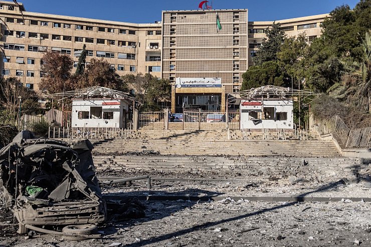 Bei russischen Luftangriffen nahe einer Klinik in Aleppo hat es Aktivisten zufolge Tote und Verletzte gegeben. - © Anas Alkharboutli/dpa