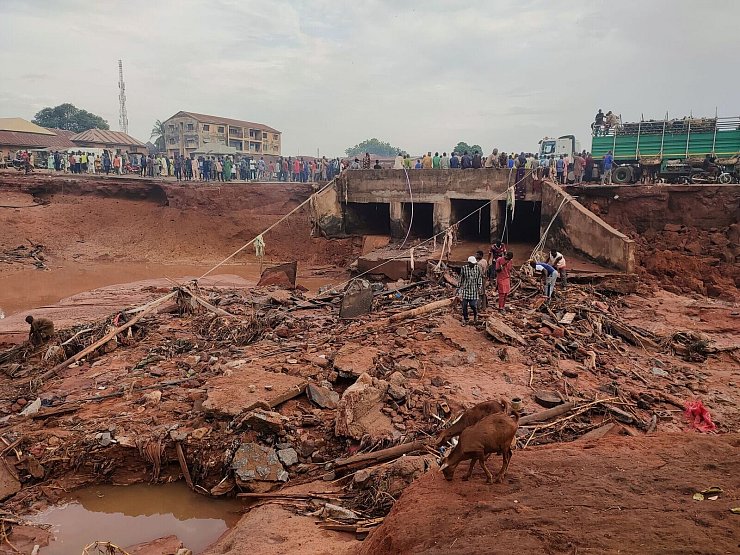 Menschen suchen in Mokwa noch Opfern der durch stundenlangen Regen ausgelösten Flut. - © Chenemi Bamaiyi/AP/dpa