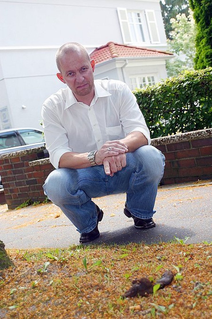 Kein schöner Anblick: Alexander Kappel kann die Haufen nicht mehr sehen. Allzu oft säumen sie die Straßen der Nachbarschaft. Foto: Karaczko