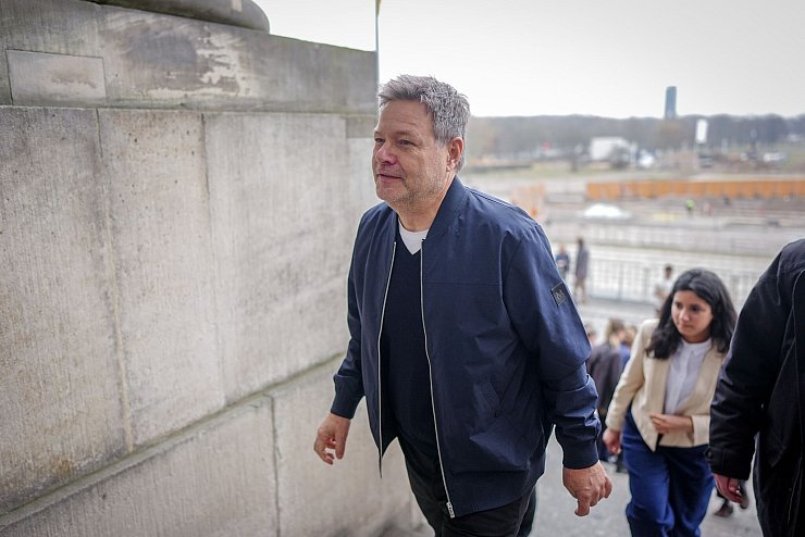 Sein Bundestagsmandat hat Habeck über die Grünen-Landesliste errungen: Er will es annehmen. - © Kay Nietfeld/dpa
