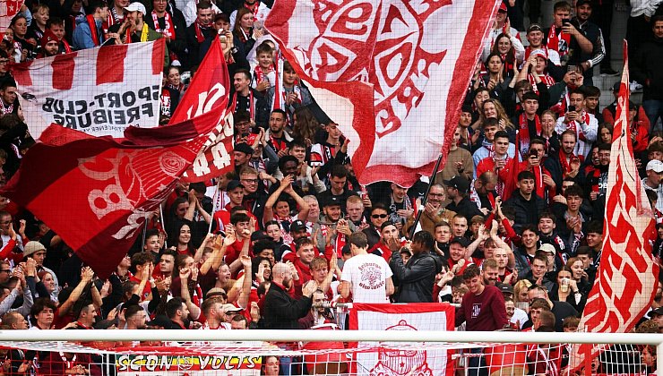 Begehrter Zaungast: Doppeltorschütze Junior Adamu feiert den Sieg mit den SC-Fans. - © Philipp von Ditfurth/dpa