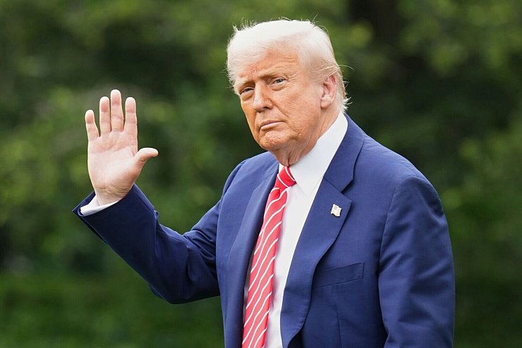 Trump versucht, die skeptischen republikanischen Senatoren auf Kurs zu bringen. - © Jacquelyn Martin/AP/dpa