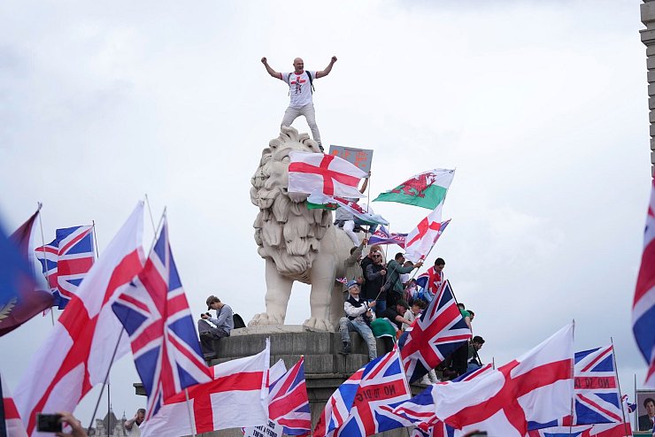 Es war sowohl der Union Jack - für Großbritannien - als auch die englische Fahne, bekannt von Fußball-Turnieren, zu sehen. - © Joanna Chan/AP/dpa