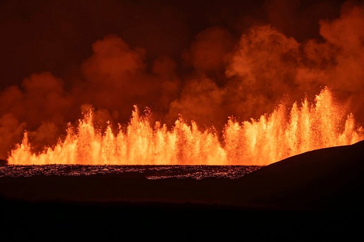Eine Mauer aus Lava: der erneute Vulkanausbruch auf Island. - © Marco di Marco/AP/dpa