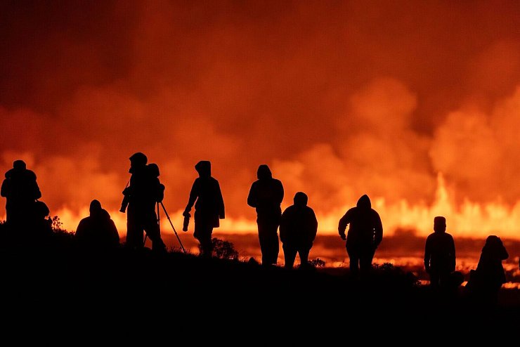 Touristen und Besucher versuchen einen Blick auf die Eruption dem Vulkansystem zu werfen. - © Marco di Marco/AP/dpa