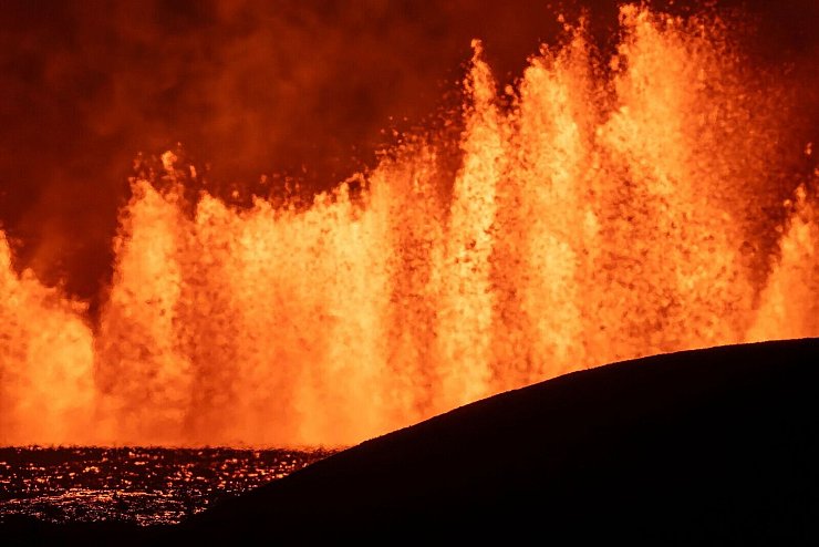 Blick auf Lavafontänen, die aus der neuen Eruptionsspalte am Vulkansystem Svartsengi in Island ausströmen. - © Marco di Marco/AP/dpa