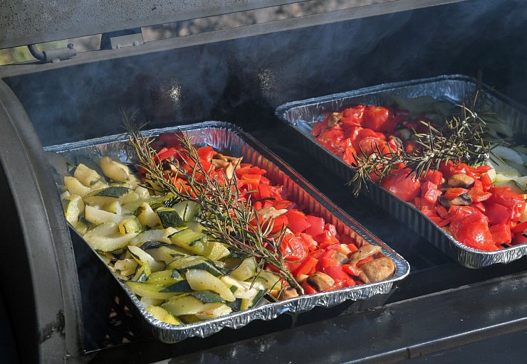 Auch fleischlos grillen ist möglich. (Archivbild) - © Patrick Pleul/dpa-Zentralbild/ZB