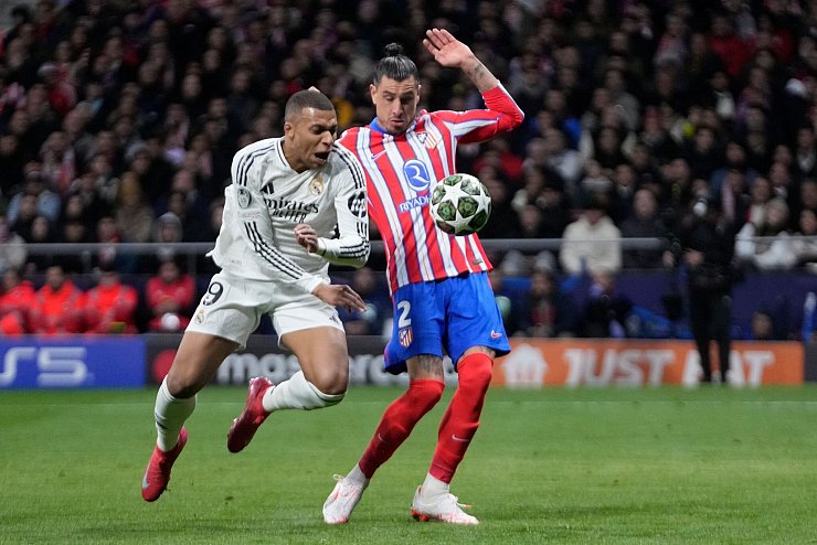 Real um Kylian Mbappé und Atletico mit Jose Gimenez lieferten sich auch im Achtelfinal-Rückspiel einen harten Kampf. - © Bernat Armangue/AP/dpa
