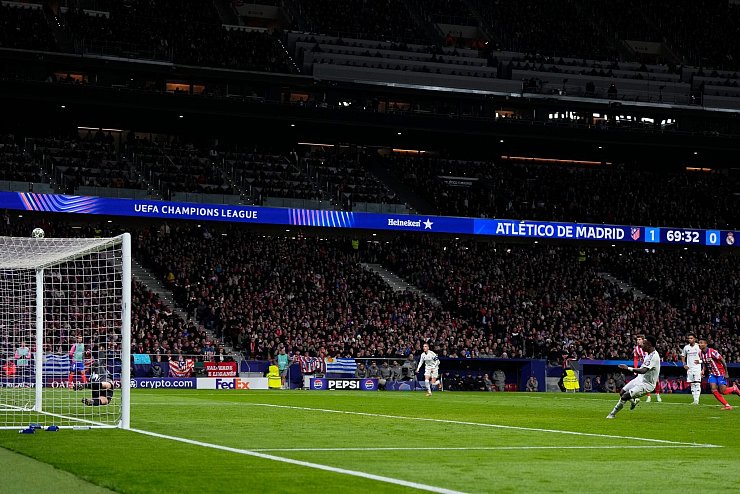Vinicius Junior vergibt eine Riesenchance vom Punkt. - © Manu Fernandez/AP/dpa