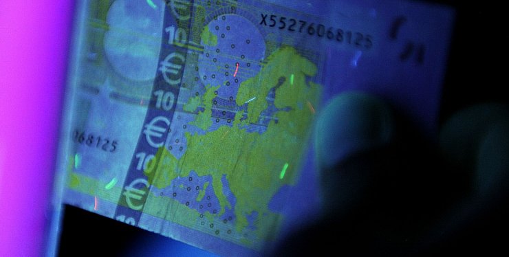 Die EZB ließ das Europa-Relief auf die Rückseiten sämtlicher Euro-Banknoten drucken. - © Daniel Reinhardt/dpa