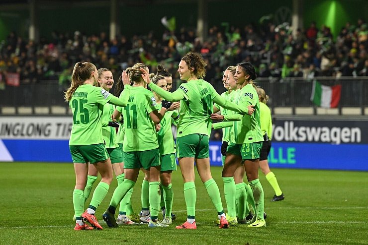 Die Wolfsburgerinnen feiern den Einzug ins Viertelfinale der Königsklasse. - © Swen Pförtner/dpa
