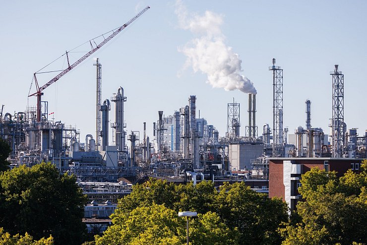 Spürt die schwache Nachfrage: der weltgrößte Chemiekonzern BASF. (Archivbild) - © Lando Hass/dpa