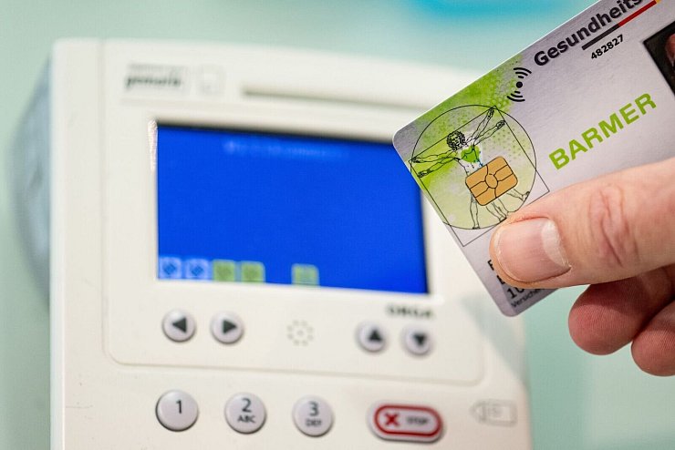 Vertragsärzte sind ab Januar 2024 verpflichtet, für verschreibungspflichtige Arzneimittel E-Rezepte auszustellen. - © Fabian Sommer/dpa