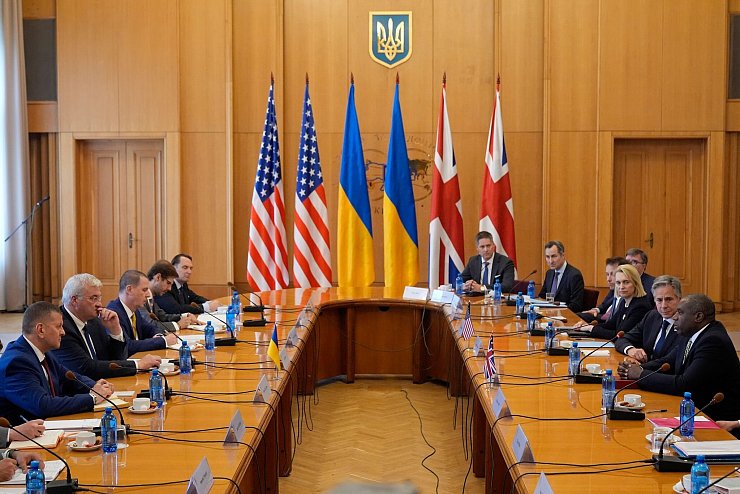 Die USA und Großbritannien machen immer wieder deutlich, dass sie die Ukraine bis zu ihrem Sieg unterstützen wollen. - © Mark Schiefelbein/AP/dpa