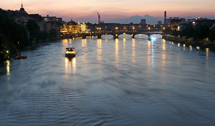 Der Rhein fließt durch Basel: Bootstouren sind eine beliebte touristische Unternehmung. - © Thomas Eisenhuth/dpa-Zentralbild/dpa-tmn