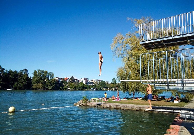 Ein Sprung in den Rhein ist problemlos mo?glich - hier im Strandbad Rheinfelden, etwa zwanzig Kilometer östlich von Basel. In der Stadt selbst kann man an ausgewiesenen Stellen baden. - © Geraldine Friedrich/dpa-tmn