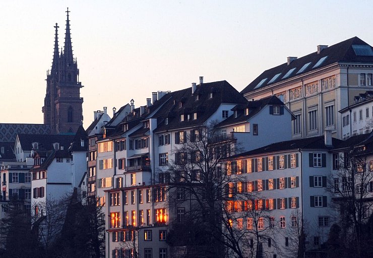 Leuchtet im Morgenrot: Basels Innenstadt mit dem Münster. - © picture alliance / dpa